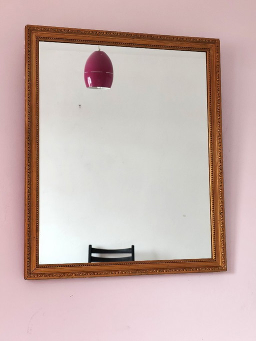 Antieke spiegel met verguld en gevormd houten frame. – Wood