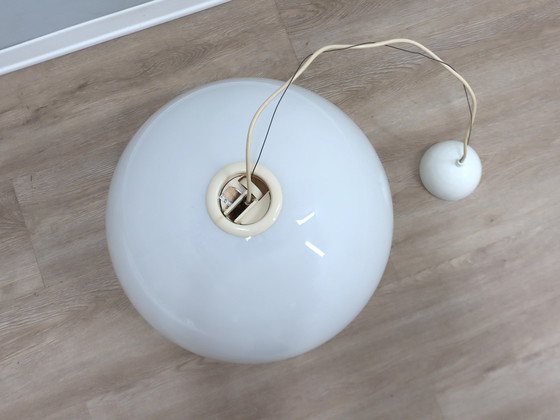 Image 1 of Lampada a sospensione vintage in vetro bianco e nero, Flos 1965