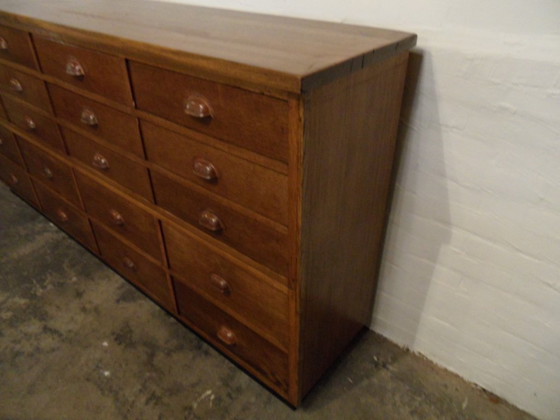 Image 1 of Vintage eiken winkelkast met lades