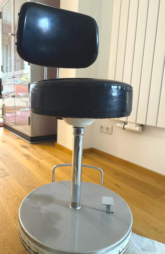 Image 1 of Vintage industriële draaistoel met voetrem (ook bekend als mobiele draaistoel / operatiekruk) Ook als doktersstoel, werkplaats