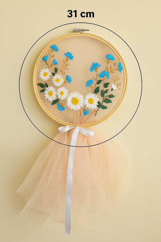 Image 1 of Handgemaakte borduurring - Madeliefjes & Blauwe Wilde Bloemen op Tule met Perzik Tule Staart - 31 cm