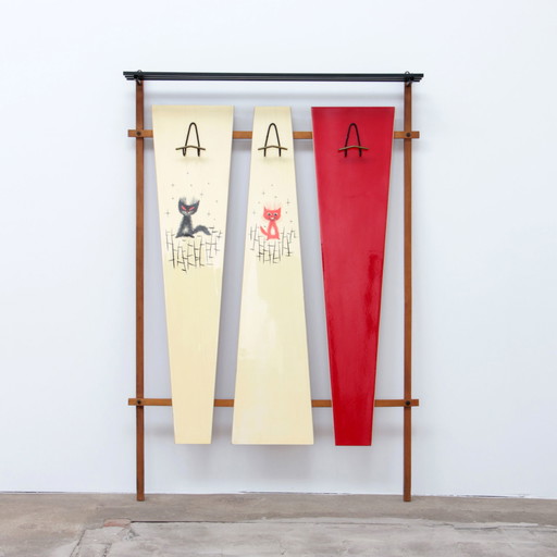 Italienische Wandgarderobe mit roten Katzen, Creme und Hutablage, 1960