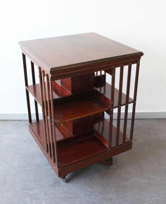 Image 1 of Pagina 1 di 7 Libreria girevole in mogano, stile Regency, inizio XX secolo.