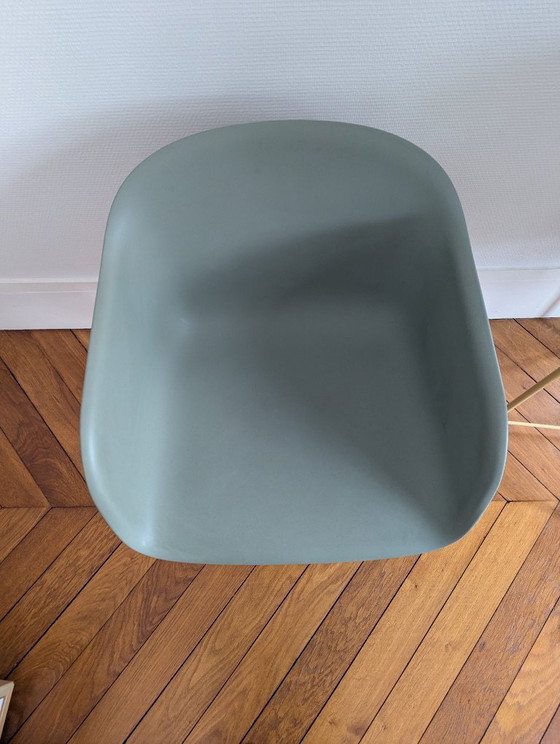 Sedia in fibra con braccioli, verde polvere-verde – Muuto, Sedie da pranzo, Metal, Plastic (photo 3 of 5)