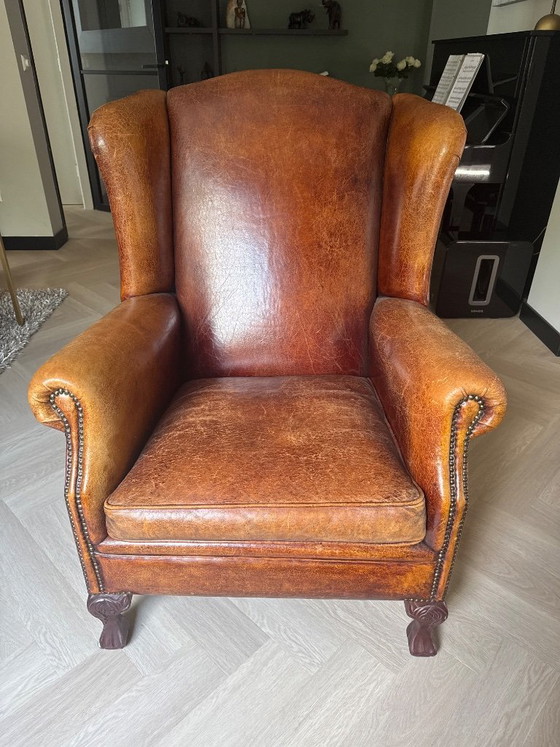 Image 1 of Poltrona antica con alette laterali in pelle di pecora, color cognac