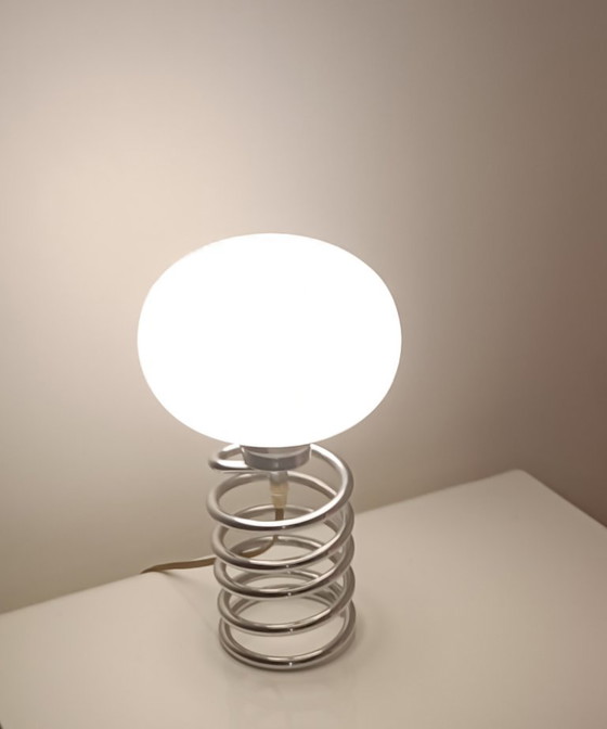 Lámpara de primavera diseñada por Ingo Maurer para Honsel, década de 1970. – Lámparas de mesa, Metal (photo 4 of 6)