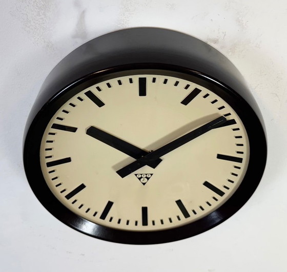 Image 1 of Orologio da parete industriale in bachelite di Pragotron, anni '60