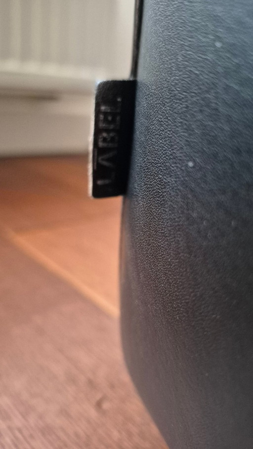 Fraaie zwartlederen fauteuils