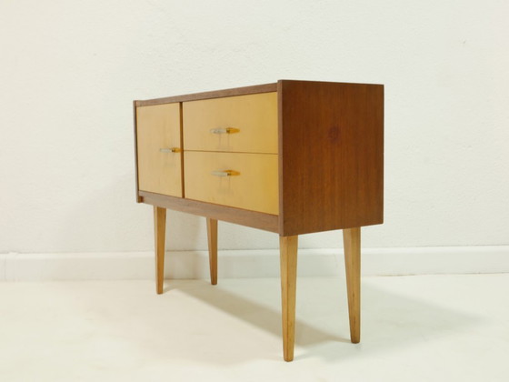 Image 1 of Commode/armoire d'entrée vintage des années 1960 – makoré et bouleau, poignées en laiton, style Mid-Century
