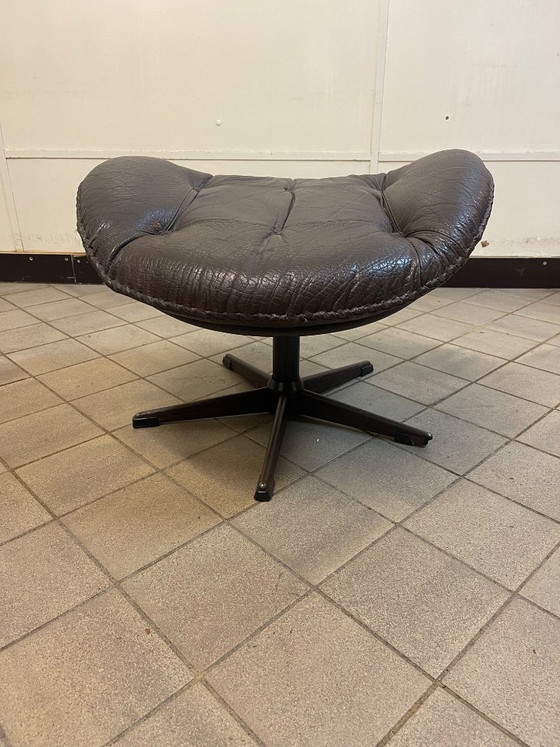 Poggiapiedi/pouf vintage anni '70 di Bramin, Poggiapiedi e pouf, Pelle, Legno, Marrone (foto 2 di 8)
