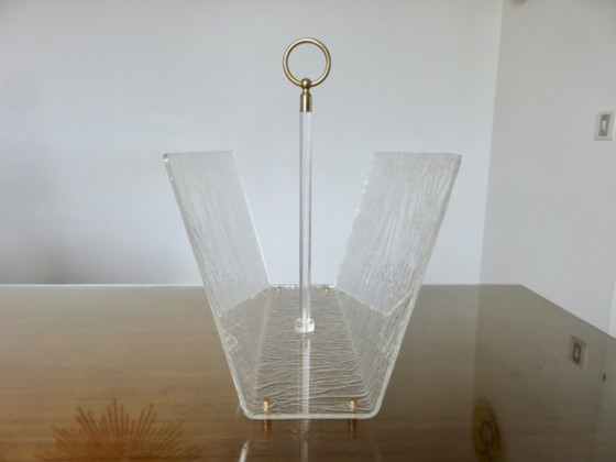 Image 1 of Porte revues " ROCHE BOBOIS " en plexiglas transparent et laiton années 70