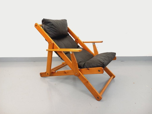 Vintage adjustable folding chaise lounge chair in pine and faux leather from the 1970s