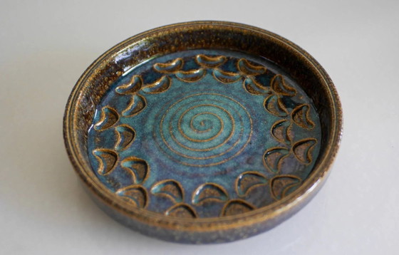 Image 1 of Plato de cerámica de estilo modernista, obra de Michael Andersen, Dinamarca, década de 1960.