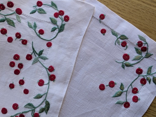 Set di tovaglioli in lino ricamati a mano con uva spina di D.Porthault.
