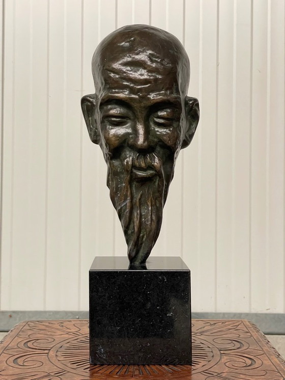 Image 1 of Une sculpture en bronze exceptionnelle représentant un homme asiatique