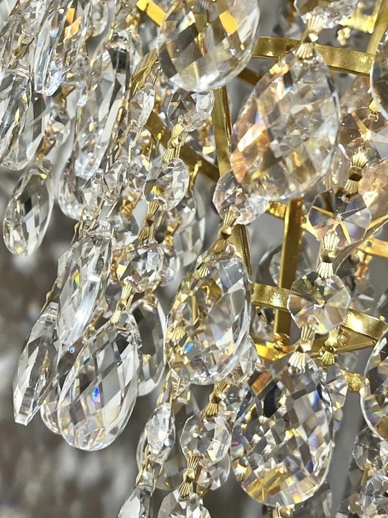 Image 1 of Lampadario di cristallo con struttura dorata a goccia sfaccettata