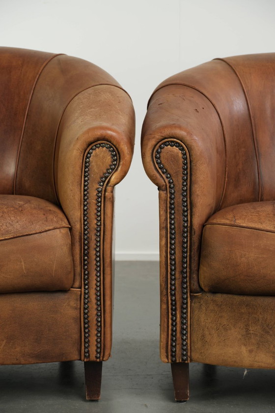 Ensemble robuste de fauteuils club vintage en cuir de mouton avec un bel aspect vieilli et une grande allure (photo 10 of 15)