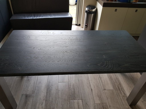 Designertisch aus schwarzer Eiche mit weißer Maserung