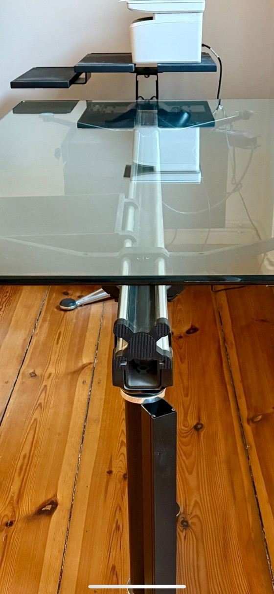 Image 1 of Mesa de cristal Herman Miller, diseñada por Bruce Burdick.