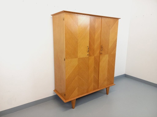 Vintage eikenhouten kledingkast uit de jaren 60