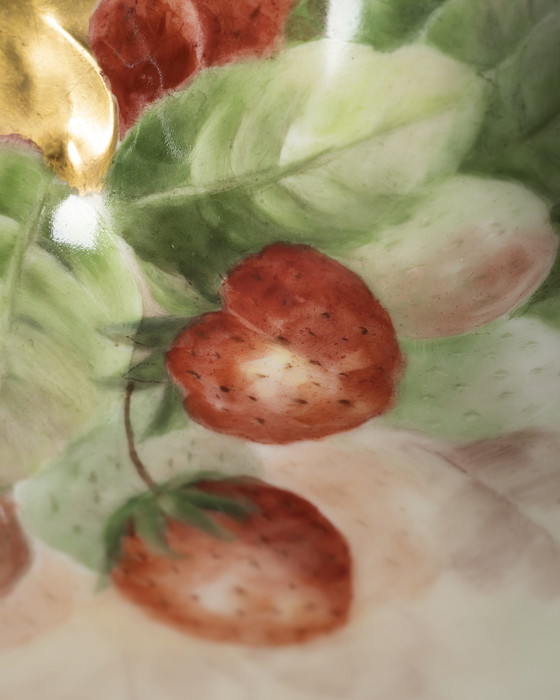 Image 1 of Antica ciotola Rosenthal Monbijou dipinta a mano con fragole, 1900 ca.