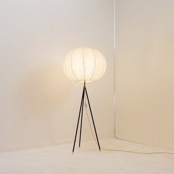 Image 1 of Lampadaire tripode vintage Cocoon avec touches de laiton, années 1960