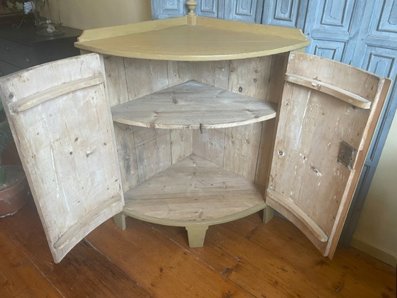 Image 1 of Eckschrank Küchenschrank aus dem 19. Jahrhundert mit gewölbten Türen