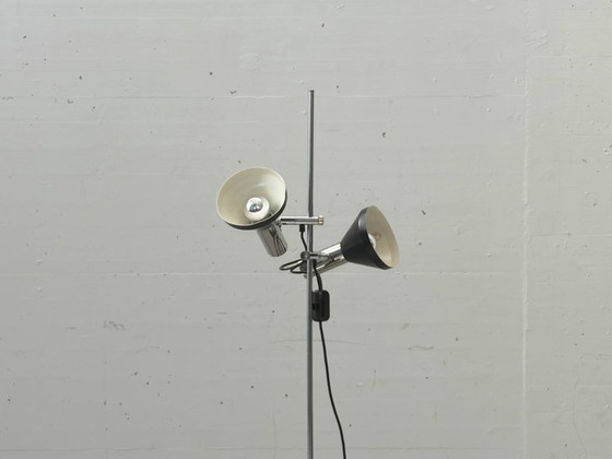 Image 1 of Stijlvolle vloerlamp in mid-century stijl met twee verstelbare lampkoppen.