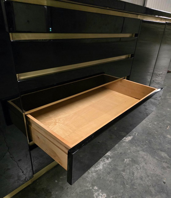 Jean-Claude Mahey per Maison Romeo Paris — Credenza in lacca nera e ottone, anni '70 – Credenze alte, Wood (photo 10 of 14)