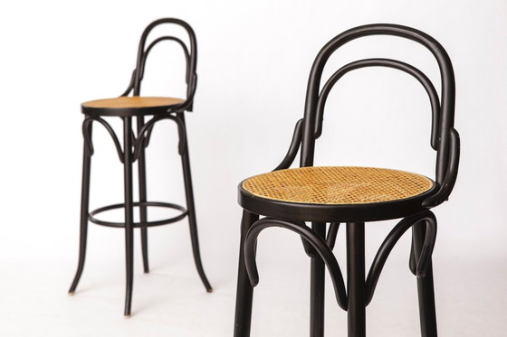 Image 1 of Par de taburetes de bar de madera curvada con asientos de caña de Viena, estilo Thonet, madera de haya negra, estilo italiano vi