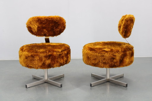 Paire de chaises pivotantes italiennes en tissu à poils longs des années 1970
