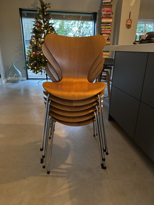 Original Fritz Hansen Series 7 chairs (Arne Jacobsen). Stackable. Labels included. Only available as a set of 6.