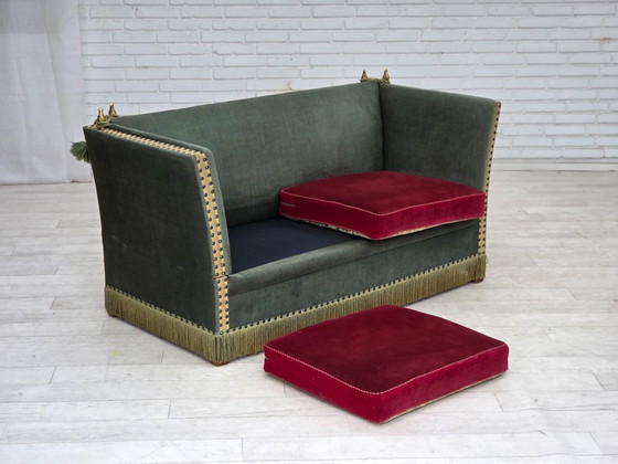 Image 1 of Canapé danois 2 places à accoudoirs rabattables, style « espagnol », années 1970, en velours vert et rouge.