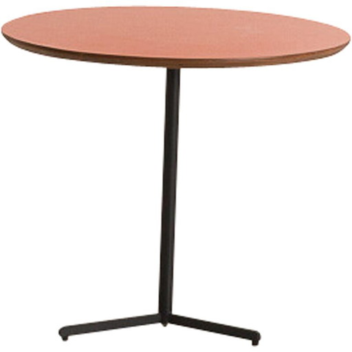 Vintage bank met okergele oranje bovenkant