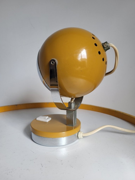 Image 1 of Lampe de table en forme d'œil, style futuriste, couleur jaune mat et finition chromée, années 1960