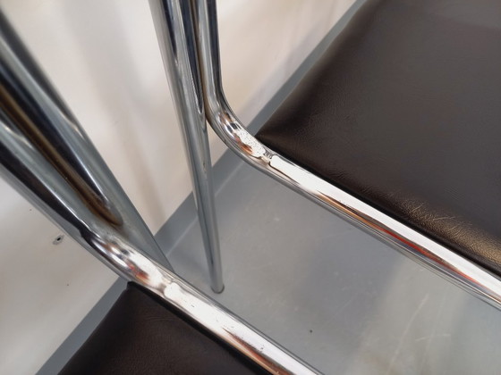 Image 1 of Suite de 6 chaises italiennes empilables vintage en métal chromé et skai noir des années 70 80