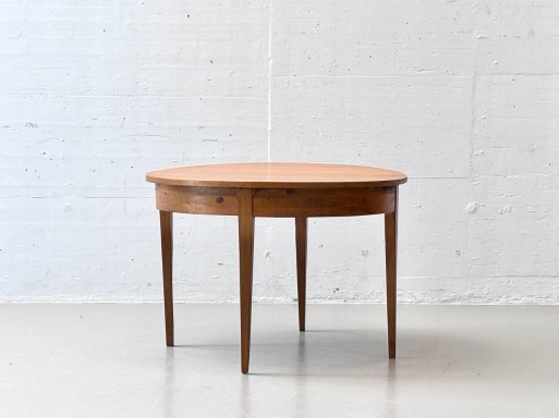 Round dining table made of solid alder wood