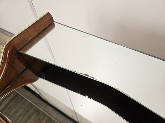 Image 1 of Mesitas de noche de madera de nogal con tapa de cristal doble.