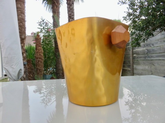 Image 1 of seau à glace en aluminium anodisé doré et texturé, poignées en teck, signé TL Paris, 1970