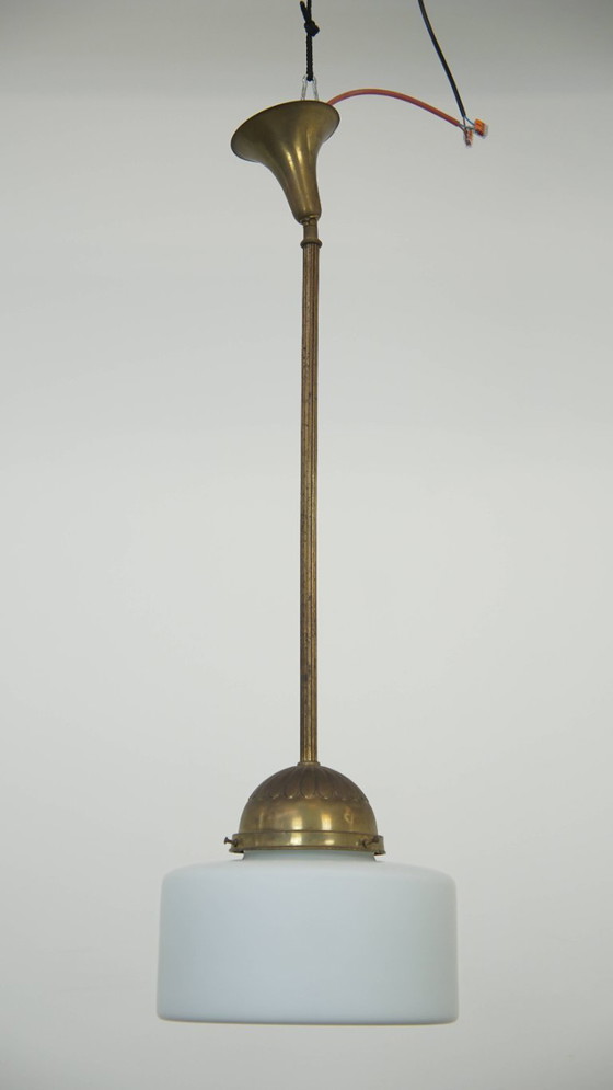 Image 1 of Suspension vintage classique en verre et laiton