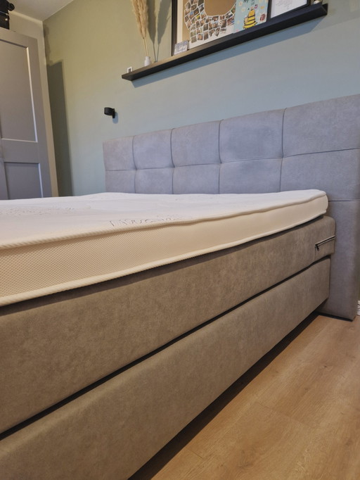 Neueste Boxspring mit integrierter Matratze, Topper und 2 Topperabdeckungen