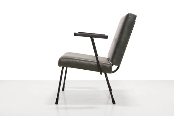 Sillón modernista holandés Gispen 1401 de Wim Rietveld en cuero verde – Sillones, Leather, polished steel (photo 4 of 6)