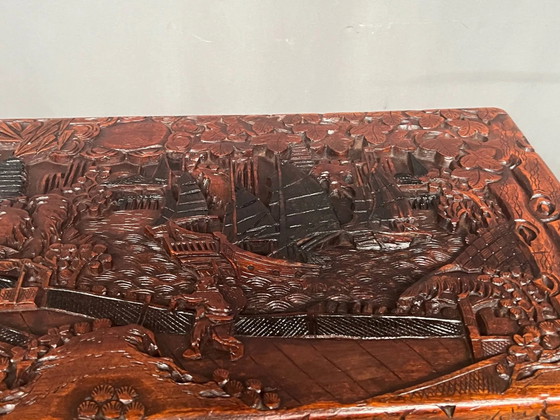 Coffre en camphre sculpté. Chine. XXe siècle. 40 x 80 x 38 cm. – Armoires de rangement, Wood (photo 4 of 7)