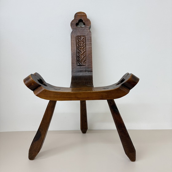 Image 1 of Brutalistische handgesneden eikenhouten Spaanse driepootstoel , jaren 1970