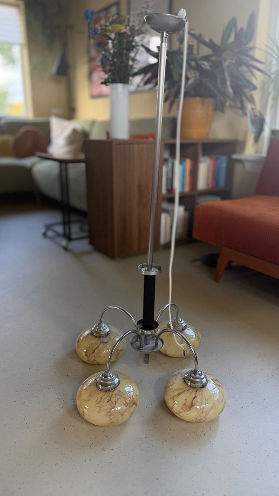 Mid-Century Pendelleuchte mit vier Marmor-Optik Lampenschirmen – Pendelleuchten, Glass, Metal (photo 2 of 5)
