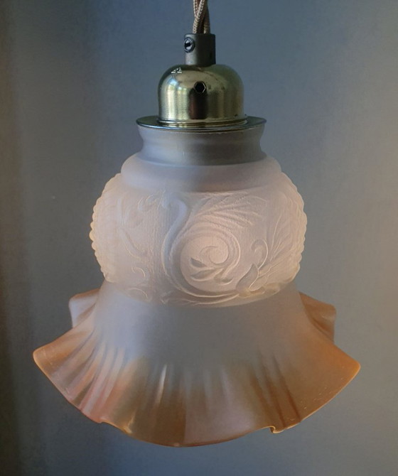 Image 1 of Set di lampade a sospensione antiche in vetro. Forma floreale/a fiore in vetro satinato.