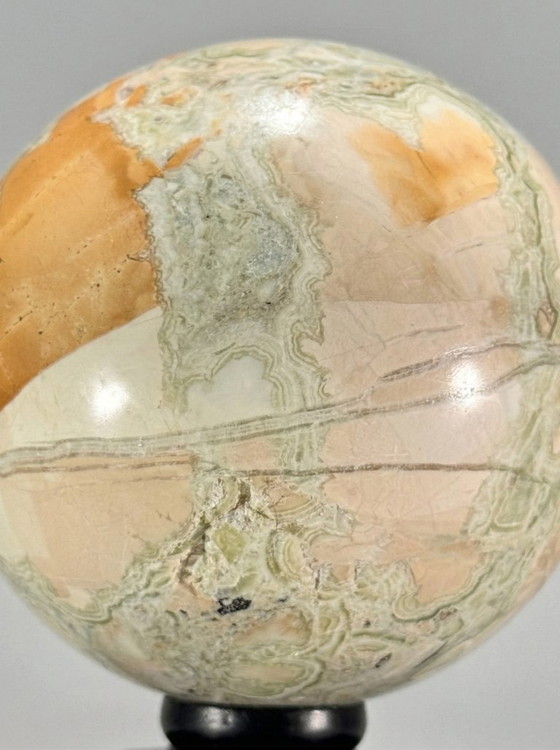 Image 1 of Dekoratives Duo – Gebänderte Kalzitkugel (Marmoronyx) und Kalzitkristall auf Sockeln