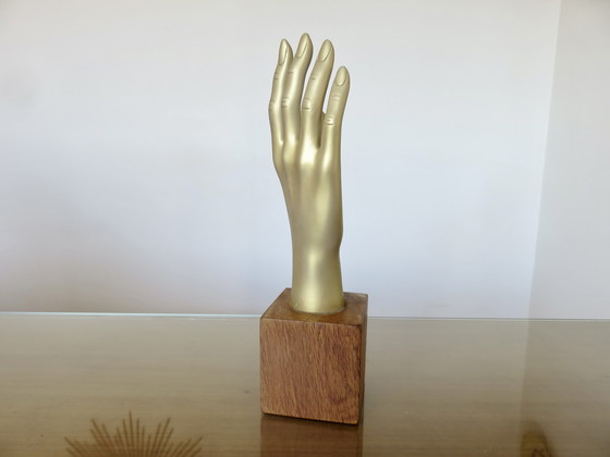 Image 1 of Hand aus vergoldetem Harz auf Holzsockel, 1970
