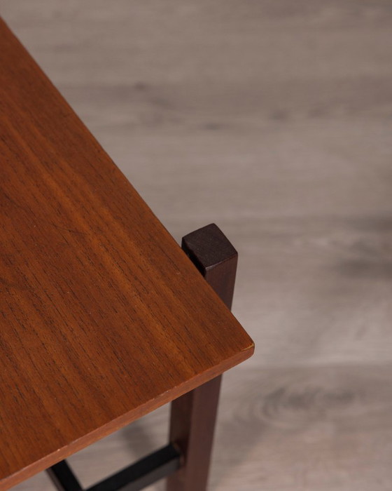 Image 1 of Vintage houten salontafel uit de jaren 60 met Italiaans design.