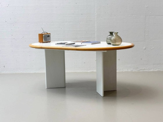 Image 1 of Tavolo da pranzo rotondo bianco, allungabile in legno massiccio